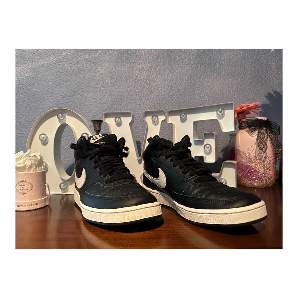 Nike Women Court Vision Mid

black/white sneaker - sz 6